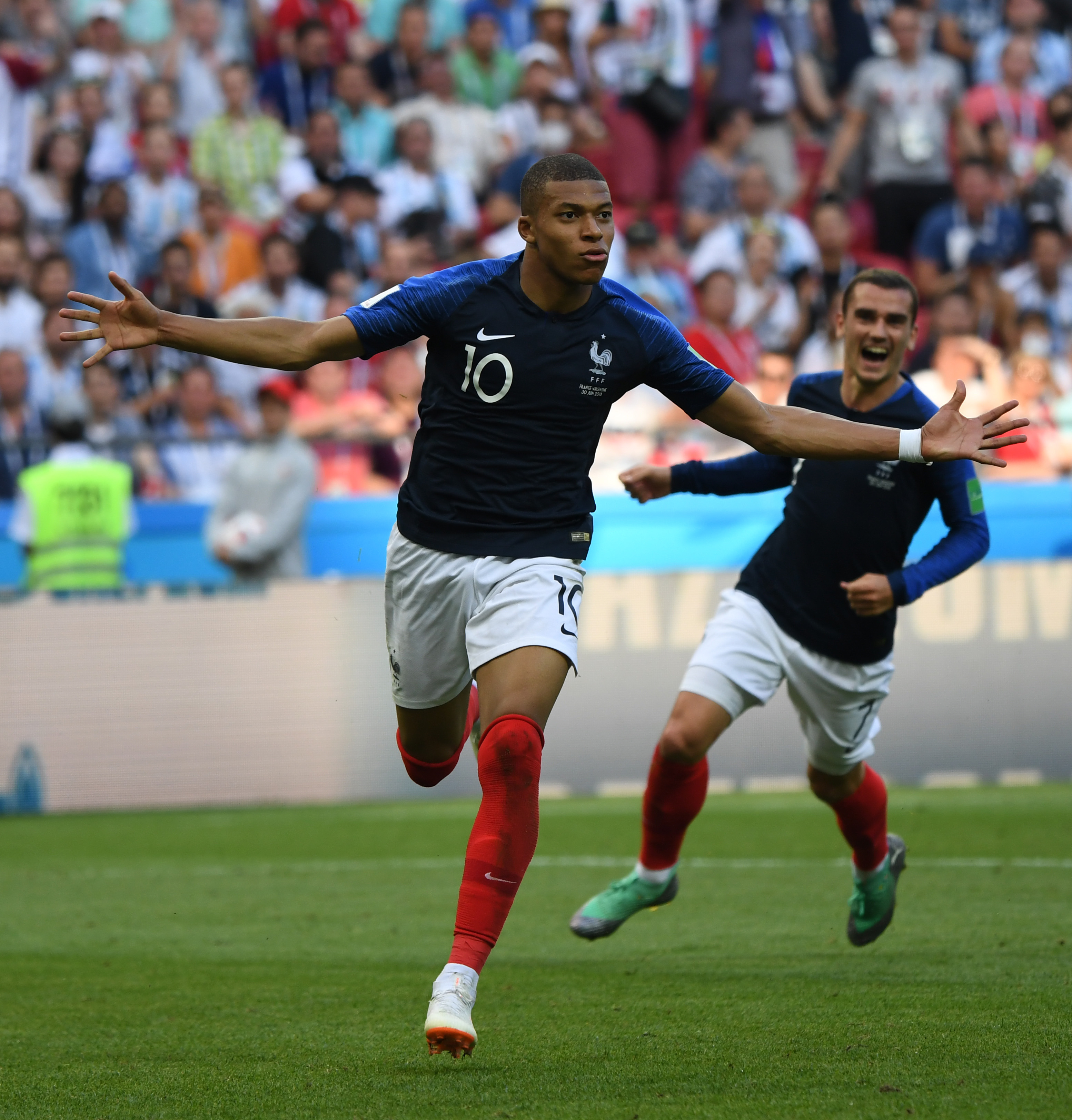 英超前瞻：纽卡主场争胜盼晋级，伯恩利携保级执念客场死拼（英超前瞻：纽卡主场力拼三分冲击排名，伯恩利为保级客场背水一战）