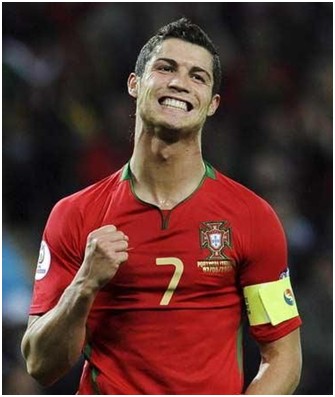 中国队以6战6胜战绩击败韩国、法国，王楚钦三战全胜，赛后坦言累，网友调侃其“铁人三项”。（中国队六连胜击退韩法，王楚钦三战全胜赛后直言疲惫，网友笑称“铁人三项”）