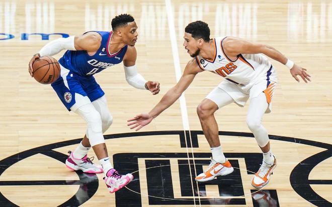 东契奇压哨三分绝杀全场（东契奇压哨三分绝杀制胜）