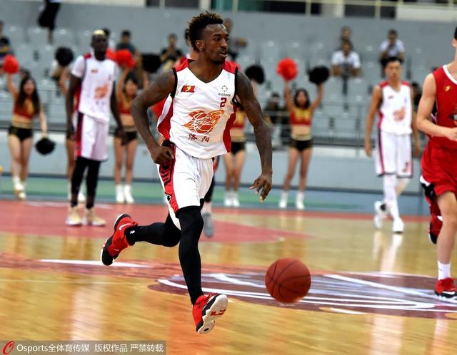 连续颠球超50个小时，巴西男子打破自己保持的吉尼斯世界纪录（巴西男子连续颠球逾50小时，刷新自己保持的吉尼斯世界纪录）